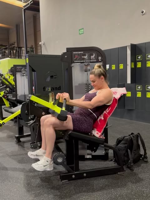 Cris Pajares entrenando piernas en el gimnasio